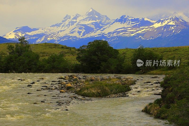 白雪皑皑的安第斯山脉，河流，卡拉法特，巴塔哥尼亚，Los Glaciares
